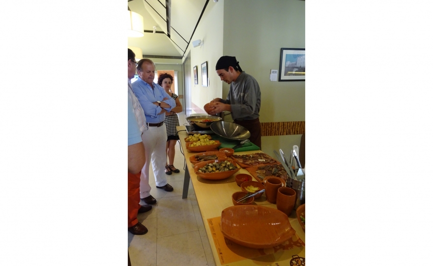 Chefe Frederico Lopes a confecionar Cataplana de cavalas, lingueirão e xarém