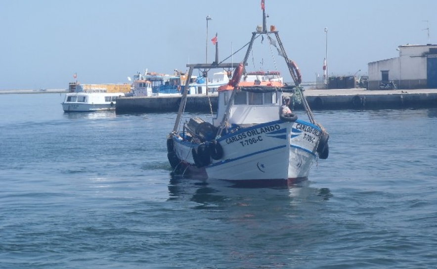 ENCALHE DE DUAS EMBARCAÇÕES DE PESCA NA PRAIA DE VALE DO LOBO