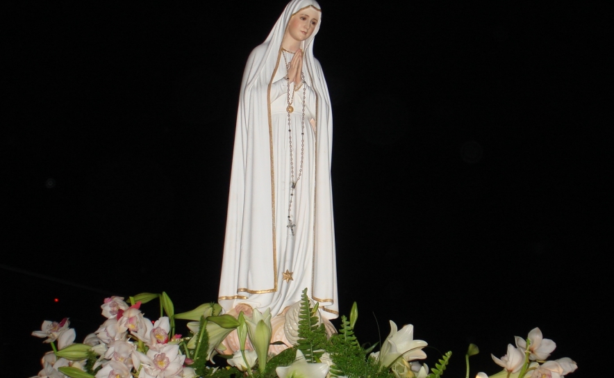 Imagem de Nossa Senhora de Fátima percorre as ruas de Quarteira