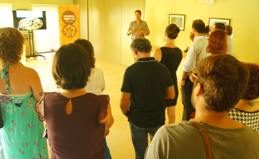 Os convidados atentos à apresentação do projeto