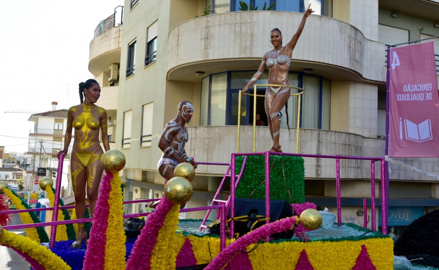 CHUVA DEU LUGAR A SOL E CALOR PARA O PRIMEIRO DIA DO CARNAVAL DE LOULÉ 2024