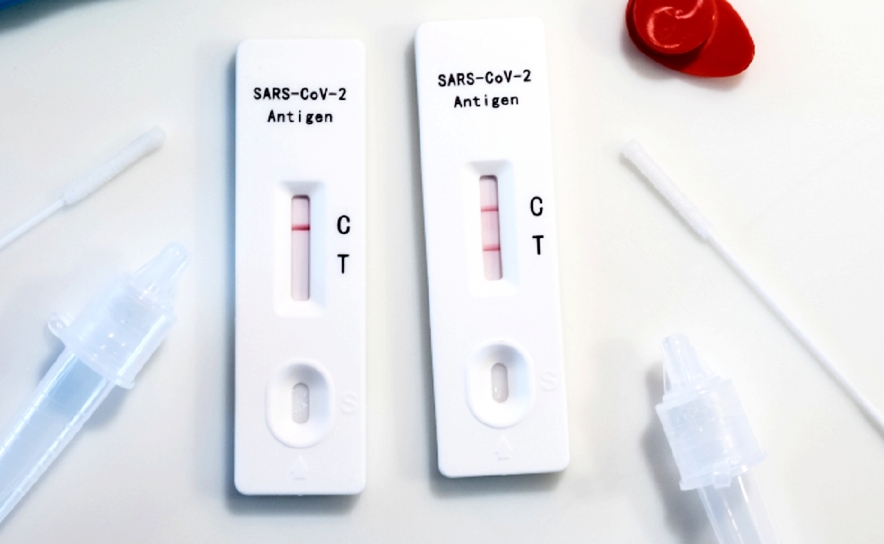 Testes à covid-19 deixam de ser recomendados a pessoas sem sintomas e internados com visitas