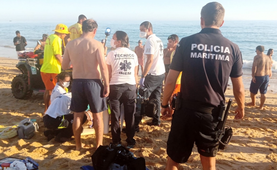 Homem de 75 anos morre na praia de Quarteira depois de entrar em paragem cardiorrespiratória