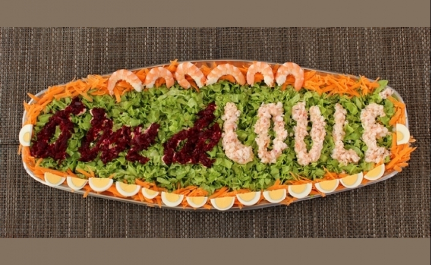Salada com legumes variados, ovos, camarões e delicias do mar, elaborado pelo Chef Manuel Cardoso, Restaurante «Lendário», Quarteira