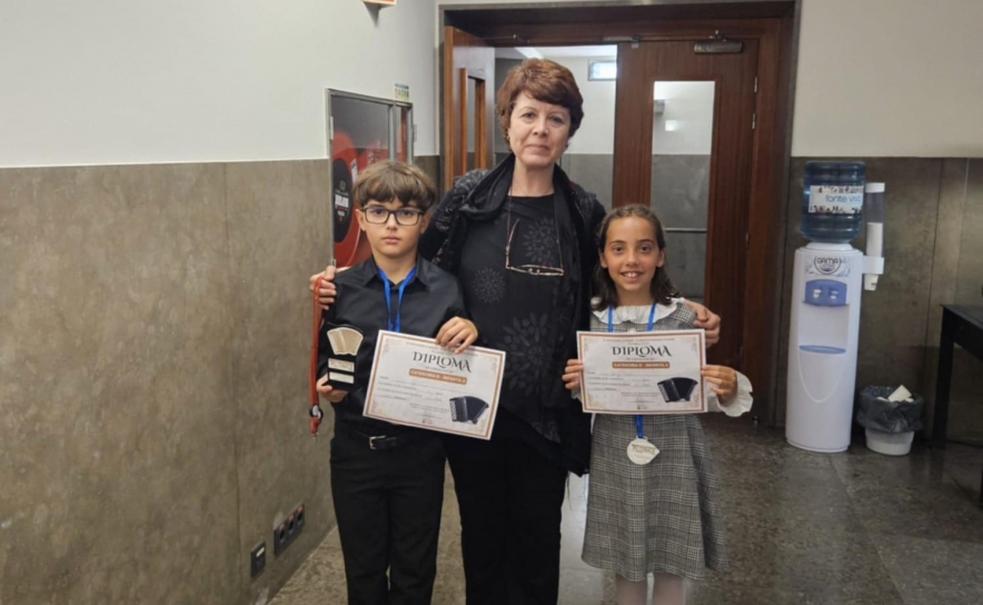 Prof.ª Anabela Silva com Rafela Calão e Maria Beatriz Cabrita