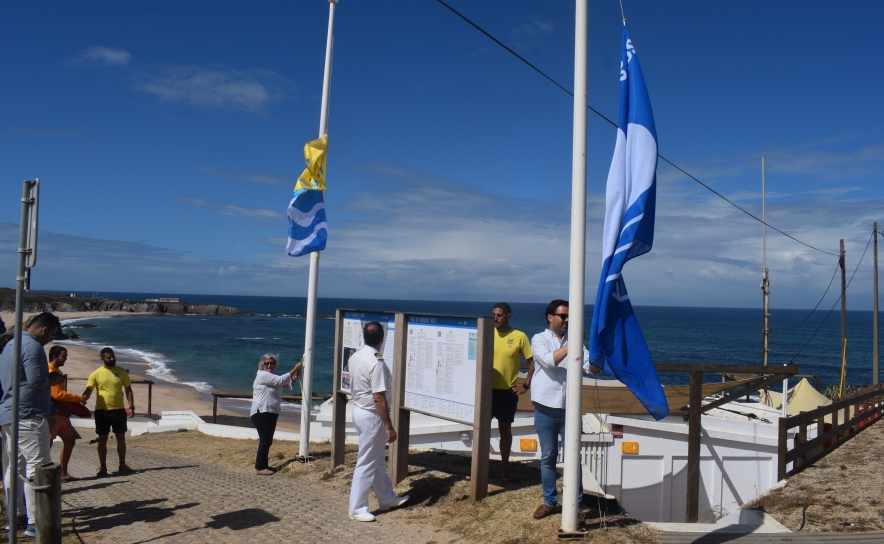 BANDEIRA AZUL E BANDEIRA DOURADA HASTEADAS NAS PRAIAS DE ODEMIRA