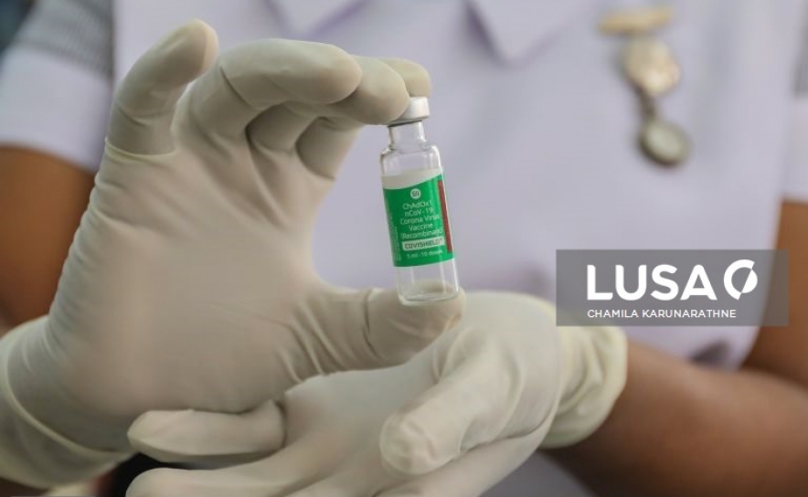 Covid-19: Vacina da AstraZeneca deve ser dada a pessoas até aos 65 anos