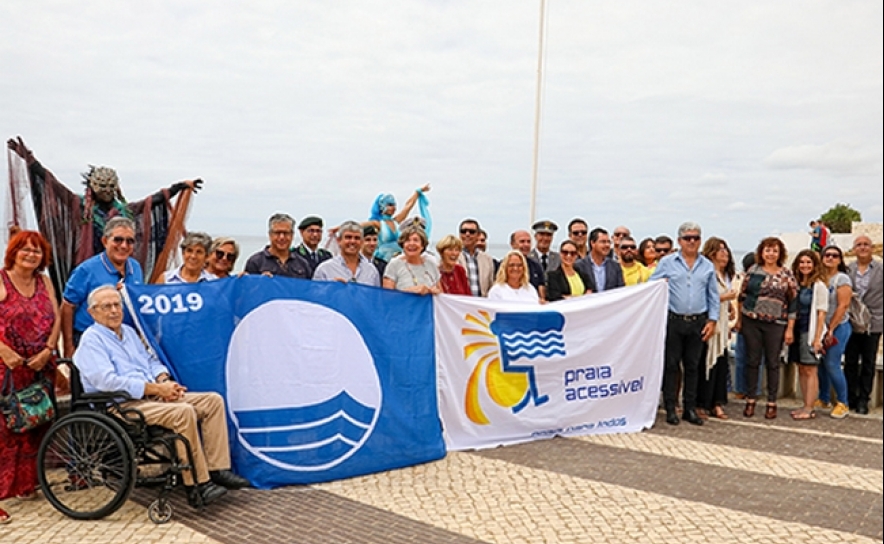 Bandeira Azul hasteada nas praias de Lagos