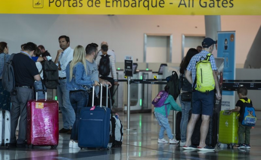 Passageiros nos aeroportos sobem 344% no 1.º semestre e aproximam-se de valores pré-pandemia