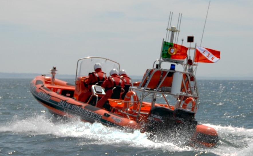 Embarcação naufragou em Sagres e único tripulante foi resgatado com vida