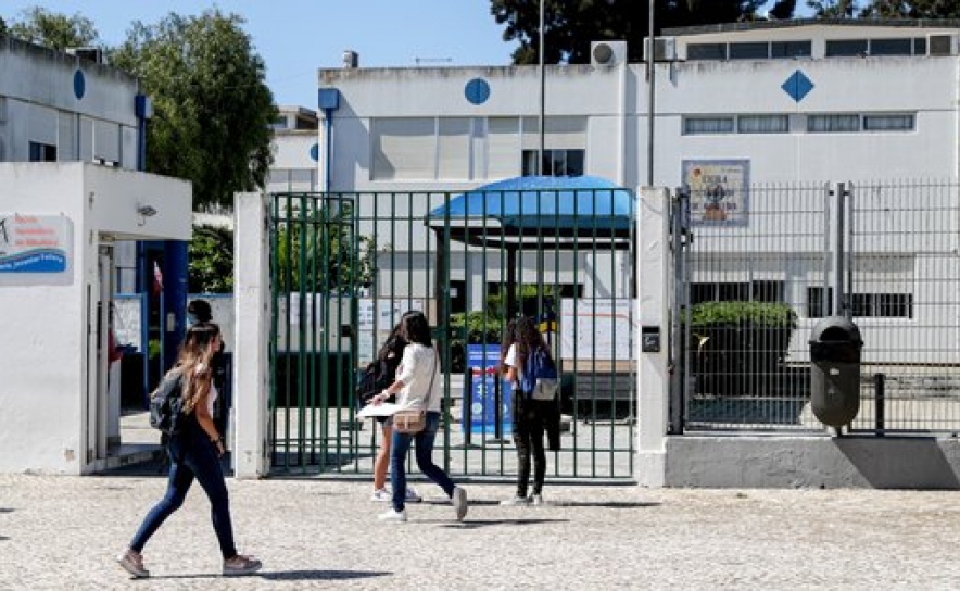 Professores colocados longe de casa têm três semanas para mudar de vida