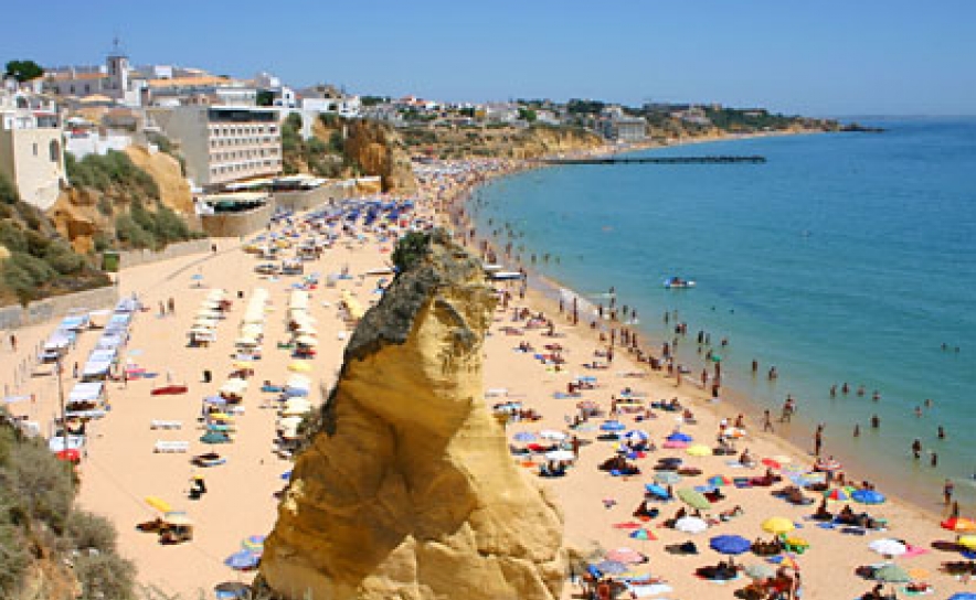Albufeira inicia época balnear apesar da falta recorrente de nadadores-salvadores