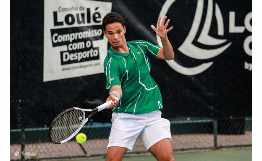 Pedro Araújo nos quartos de final do Loulé Open by Cimpor após salvar três match points