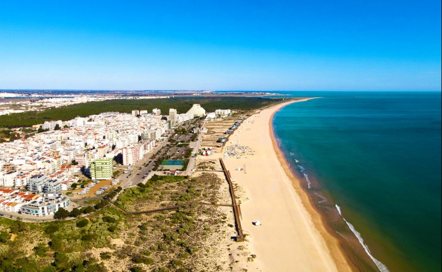 Centenas de motos Harley Davidson rumam à Praia de Monte Gordo