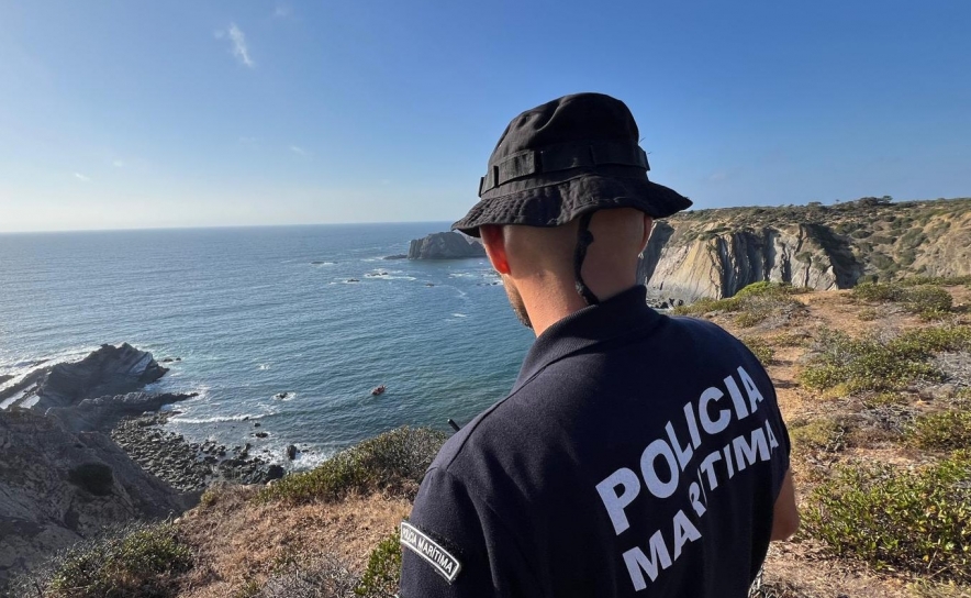Retomadas buscas por pescador desaparecido na ponta da Atalaia em Aljezur