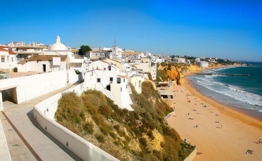 MUNICÍPIO DE ALBUFEIRA ISENTA PAGAMENTO DAS MENSALIDADES DOS ESPAÇOS COMERCIAIS EM EQUIPAMENTOS MUNICIPAIS POR MAIS TRÊS MESES 