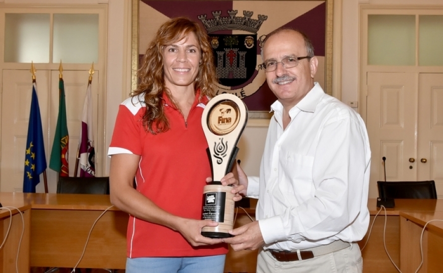 CÂMARA DE LOULÉ FELICITA NADADORA ISABEL FIGUEIRA POR MEDALHA