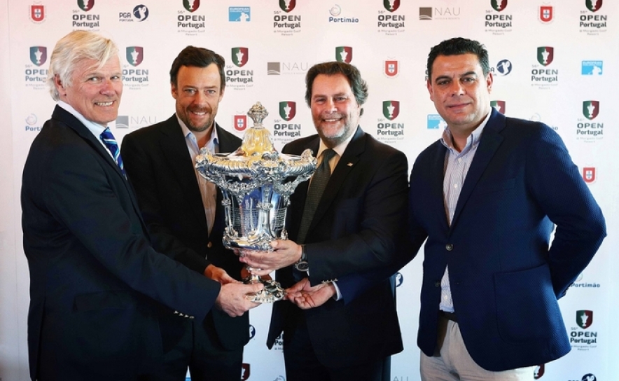 Os promotores com o troféu