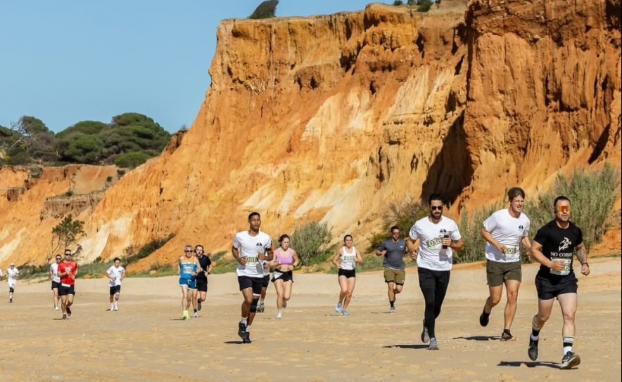 Albufeira Cidade Europeia do Desporto 2026 recebe EPIC SANA Beach Run na Praia da Falésia