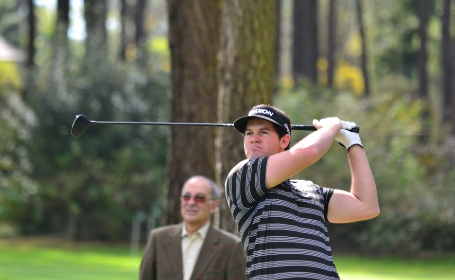 Ricardo Melo Gouveia com Manuel Agrellos ao fundo por Ricardo Lopes - PGA de Portugal-2 LR