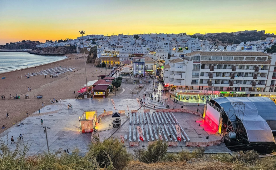 CONTINENTE RECEBE CENTENAS DE PESSOAS NO CINEMA NA PRAÇA EM ALBUFEIRA