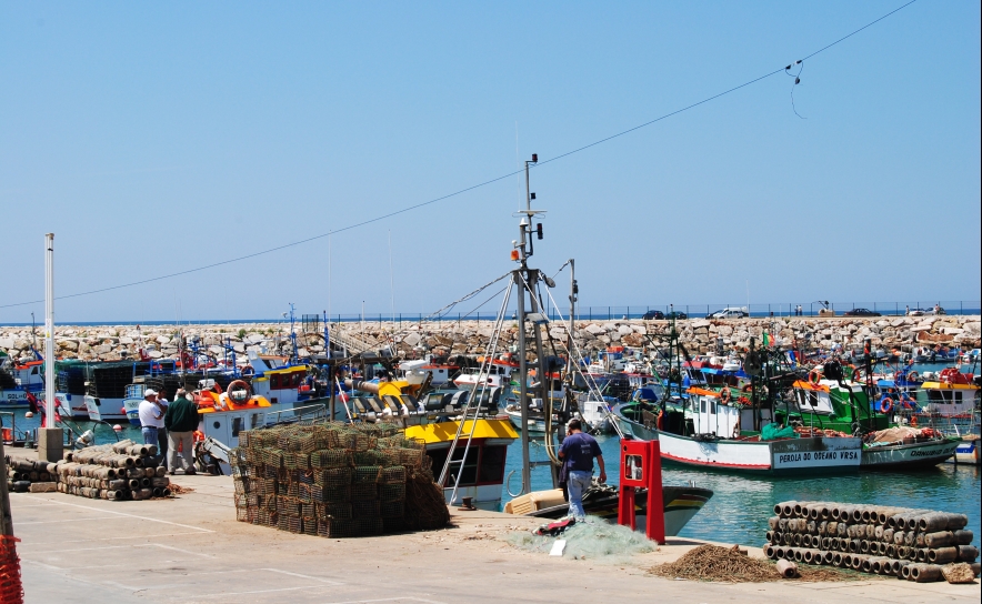 Embarcação de pesca encalhada em Quarteira, sem feridos