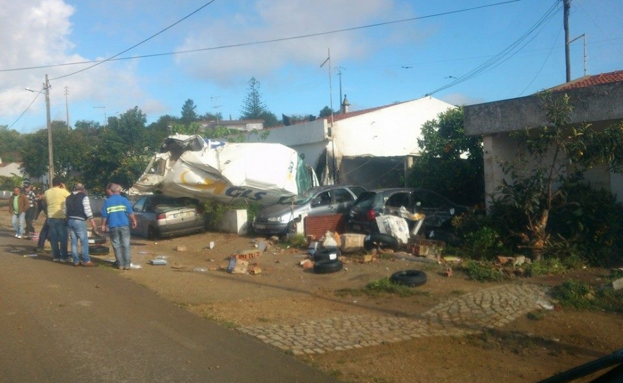 Veículo de Mercadorias embate contra habitação, perto de Algoz