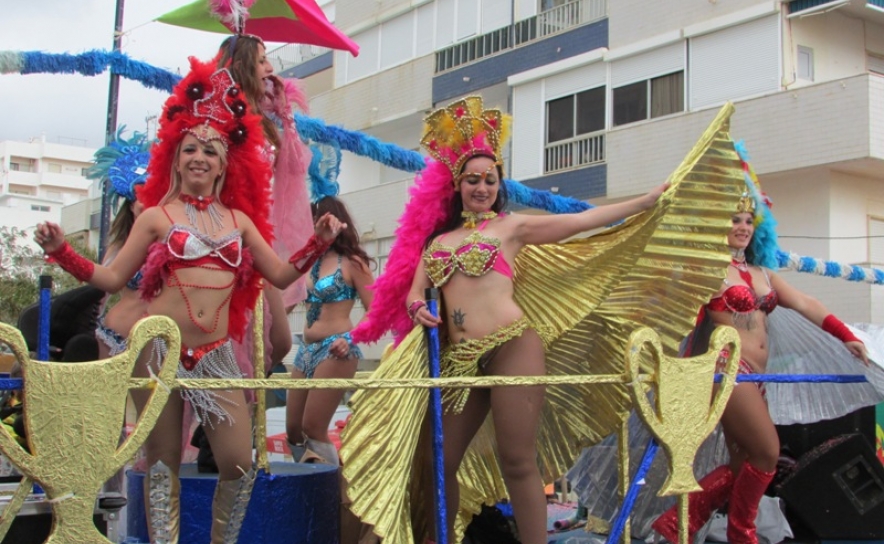 Folia reina no Carnaval de Quarteira (90 Fotos)