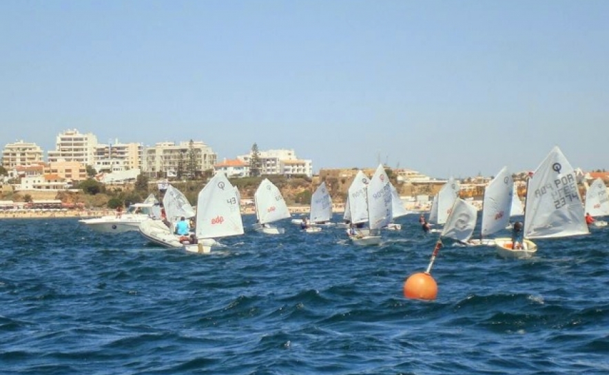 Largada de uma das regatas do 1º Troféu António Moura, ao largo da Praia da Rocha, Portimão