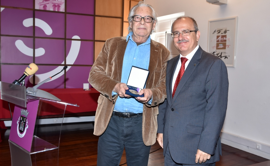 Grau Ouro - Medalha Municipal de Mérito Casimiro de Brito Poeta, romancista, contista e ensaísta
