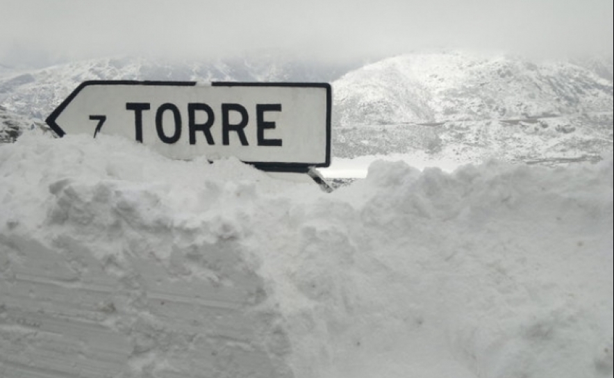 Acesso ao maciço central da Serra da Estrela encerrado devido à queda de neve