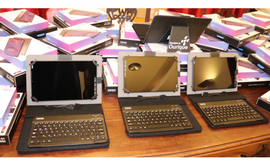 OURIQUE ENTREGA 73 TABLETS E 43 ROUTERS AOS ALUNOS