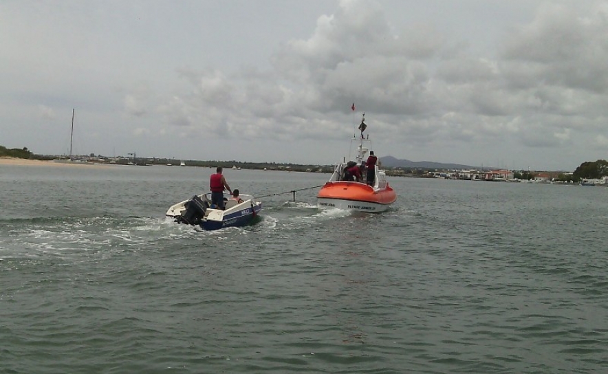 Estação Salva-vidas de Tavira apoia e reboca embarcação de recreio à deriva