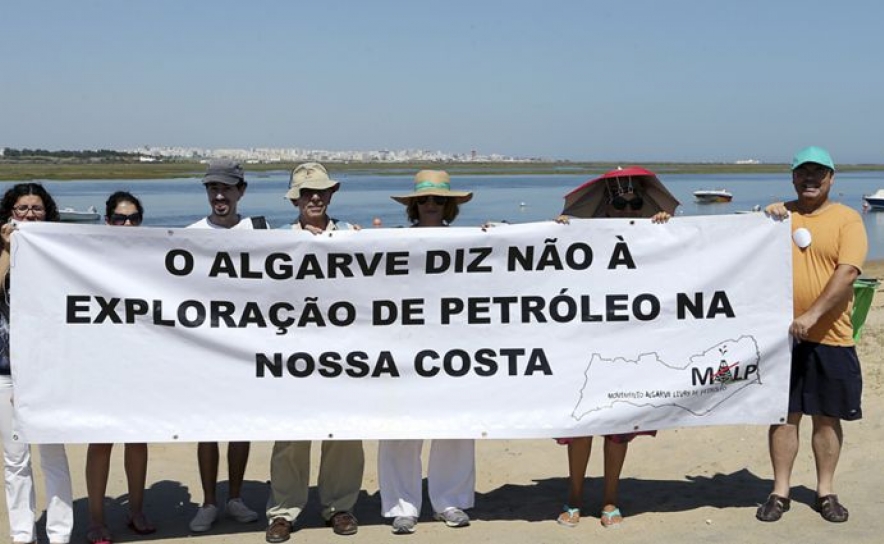 Uma dezena protesta no Algarve contra exploração de petróleo na costa