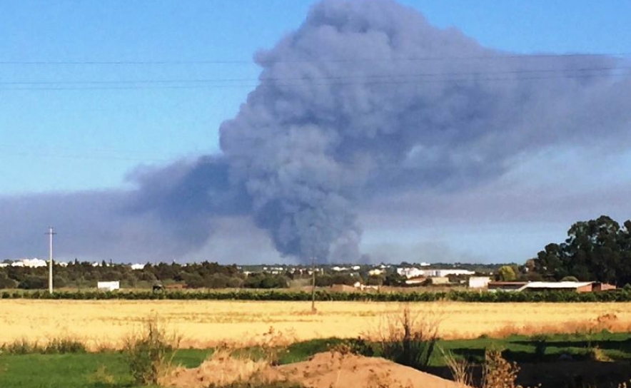 Bombeiros dominam uma frente do fogo em Faro e outra continua ativa 