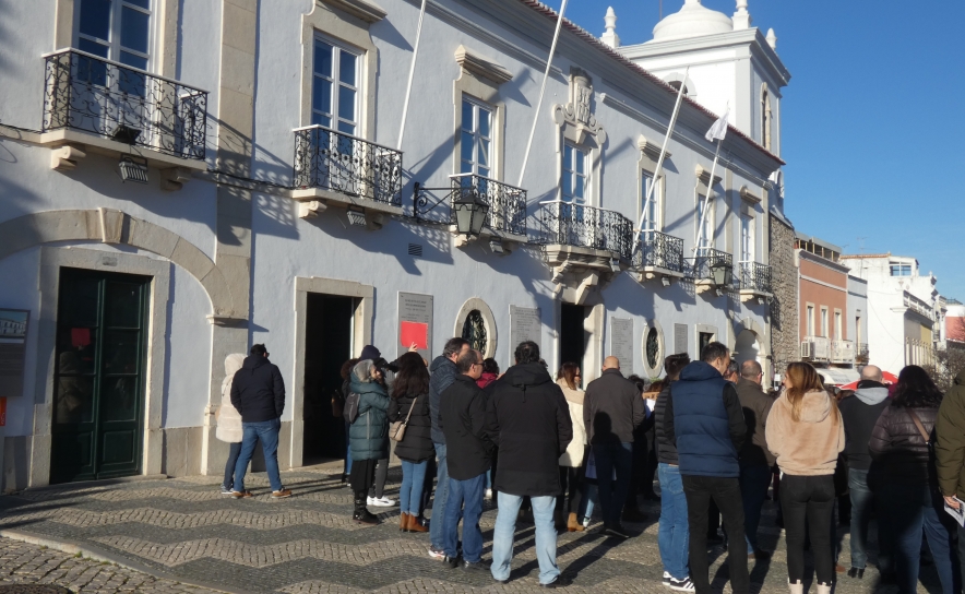 Docentes reunidos em frente à Câmara Municipal de Loulé