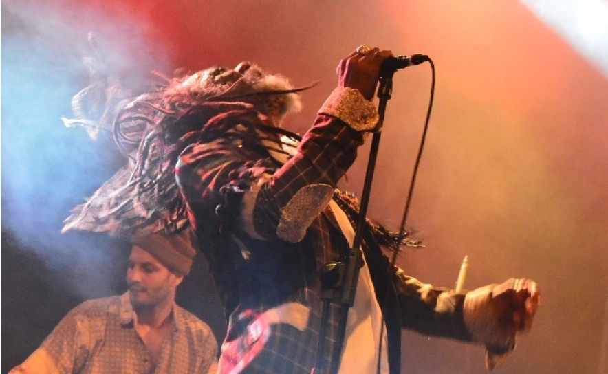 FOGO LATINO DOS COLOMBIANOS BOMBA ESTÉREO INCENDIOU SEGUNDO DIA DO FESTIVAL MED