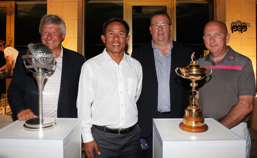 A equipa vencedora do Pro-Am com a Ryder Cup e o troféu do Portugal Masters, fotografia de Dean Monhtaropoulos da Getty Images LR