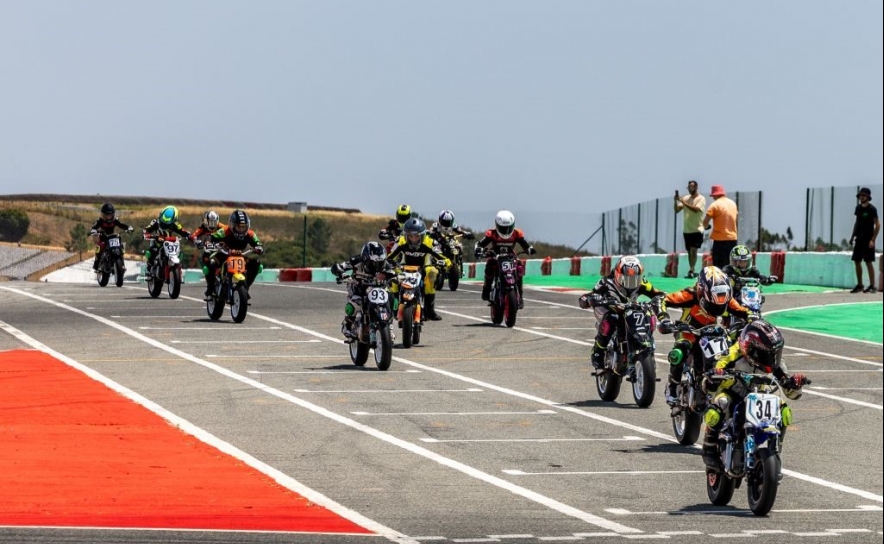 Mini Velocidade | Campeonato começa no Kartódromo Internacional do Algarve   