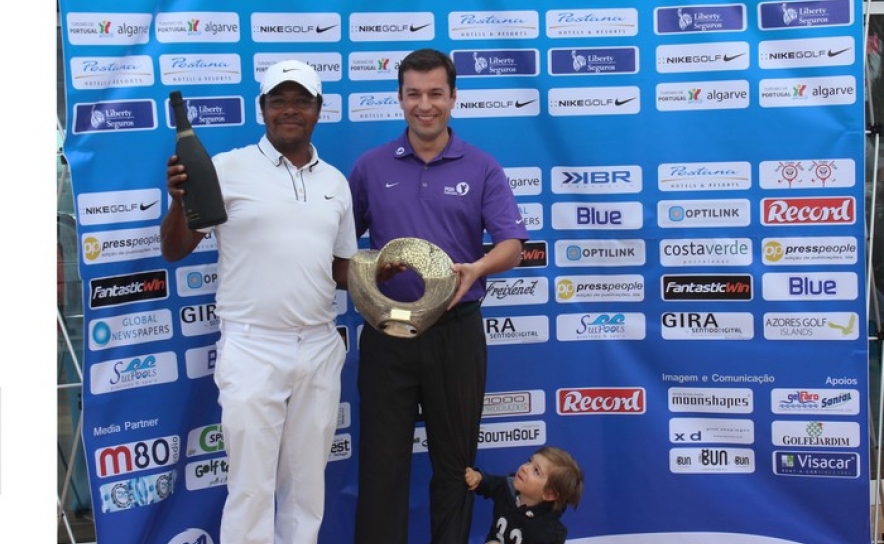 António Sobrinho com troféu de campeão e António Gonçalves da Optilink