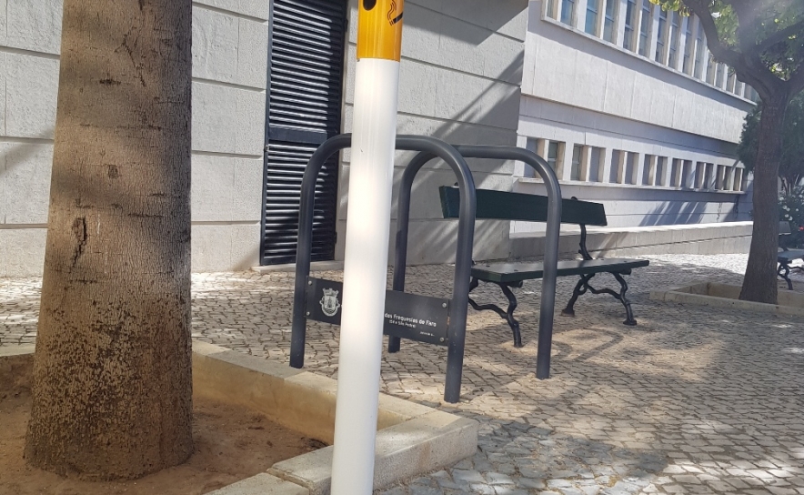 UNIÃO DAS FREGUESIAS DE FARO INICIOU AÇÃO DE COMBATE ÀS BEATAS E ESTÁ A INSTALAR CINZEIROS EXTERIORES NA CIDADE