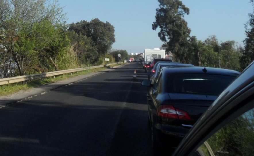 Dezenas de automóveis percorrem EN124 pela requalificação da estrada algarvia