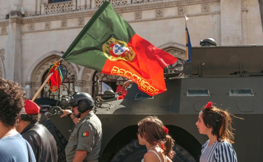 Como explicar o 25 de abril às crianças: liberdade, cravos e memórias