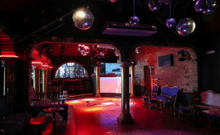 Covid-19: Empresários têm de preparar-se para proibir clientes de fumar nas discotecas