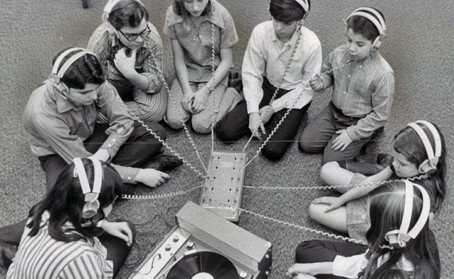 Crianças aprendem a manusear vinil na Tertúlia Algarvia