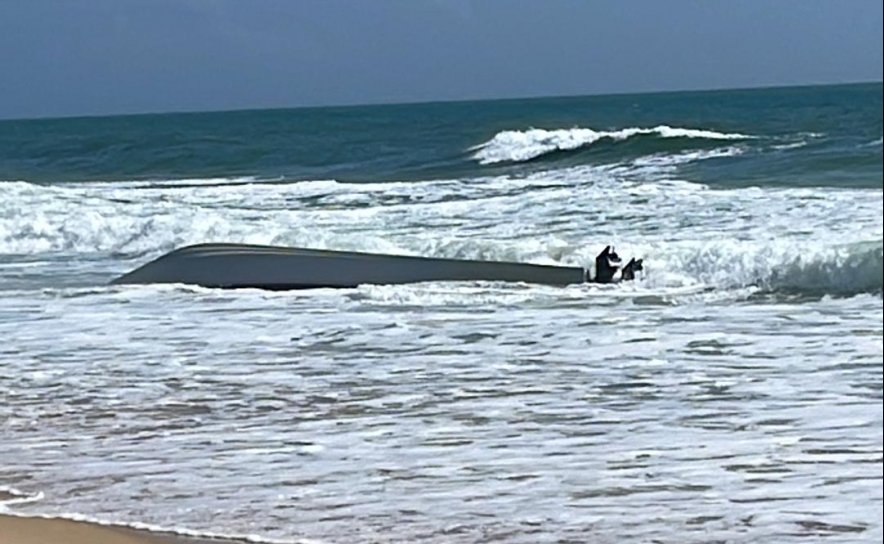 Apreendida embarcação de alta velocidade encalhada na ilha Deserta em Faro