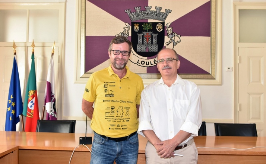 CAMINHANTE QUARTEIRENSE ATRAVESSA O PAÍS A PÉ PELA ESTRADA NACIONAL 2 PARA DAR A CONHECER A ENDOMETRIOSE