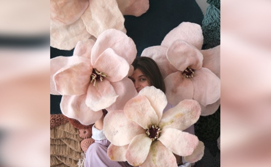 Cores da terra e formas do imaginário floral em instalação artística têxtil de Vanessa Barragão na Ponte Medieval de Paderne