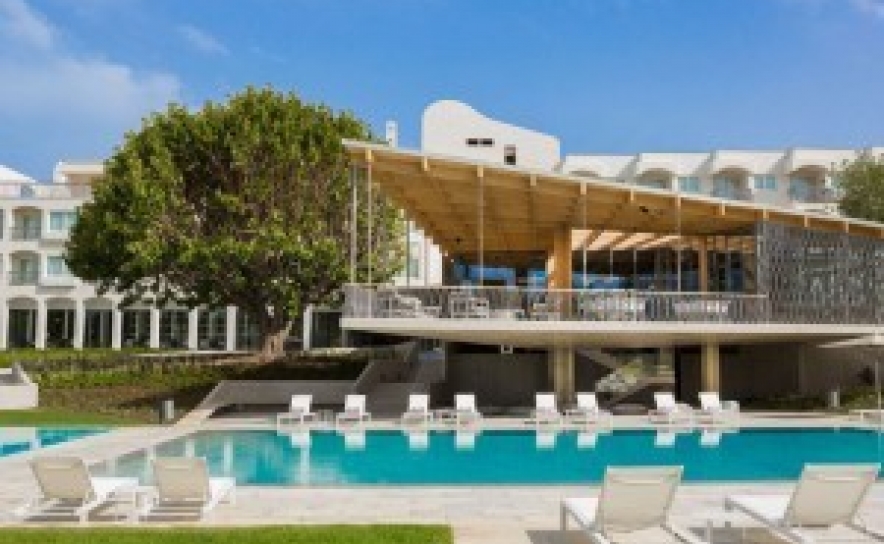 Ozadi Tavira Hotel renova jardins