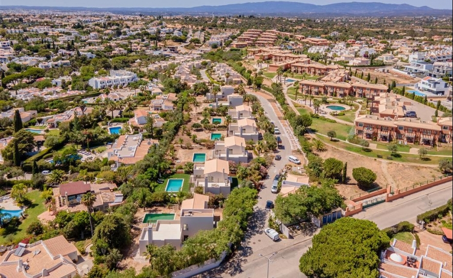 Viver no Algarve perto da praia: os segredos do Hibiscus Gardens